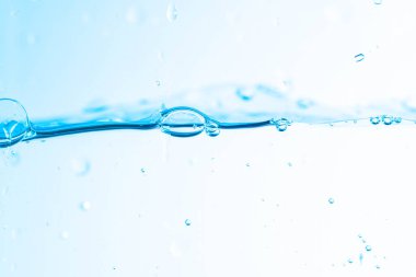 Beyaz zemin üzerinde izole edilmiş dalgalar halinde hareket eden suyun arkaplan resmi, berrak su, su kabarcıkları, makro