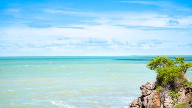 Açık ufuk çizgisi ve gökyüzü olan deniz mavisi deniz manzarası. Tayland Denizi