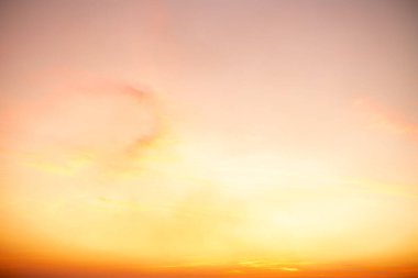 Güzel, lüks, yumuşak, turuncu, altın rengi bulutlar ve mavi gökyüzünde güneş ışığı. Arka plan için mükemmel. Alacakaranlık 'ın tadını çıkar.