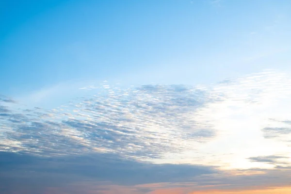Mooie Luxe Zachte Gradiënt Oranje Gouden Wolken Zonlicht Blauwe Hemel — Stockfoto