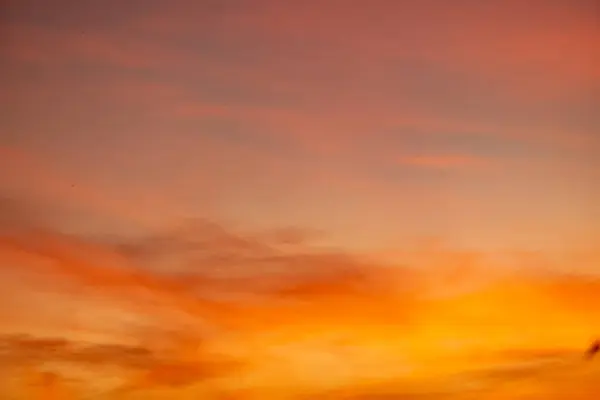 Bonito Luxo Suave Gradiente Laranja Nuvens Ouro Luz Solar Céu — Fotografia de Stock