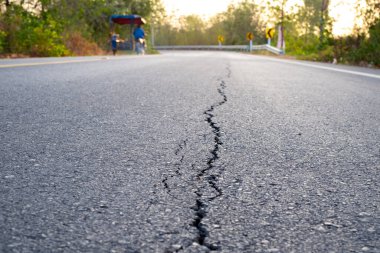 Standart olmayan inşaat ve yolsuzluğun yol açtığı bozuk asfalt yollar.