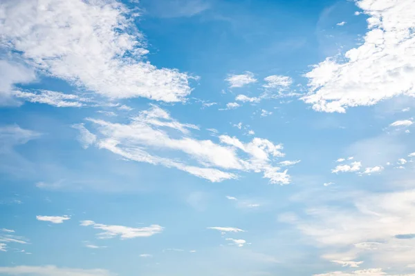 Мбаппе Роскошное Мягкое Голубое Небо Солнечным Светом Между Голубыми Облаками — стоковое фото
