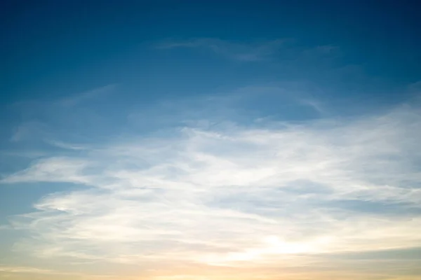Мбаппе Роскошные Мягкие Оранжево Золотые Облака Солнечный Свет Голубом Небе — стоковое фото