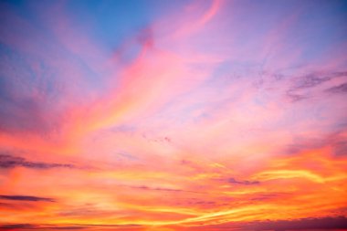Güzel, lüks, yumuşak, turuncu, altın rengi bulutlar ve mavi gökyüzünde güneş ışığı. Arka plan için mükemmel. Alacakaranlık 'ın tadını çıkar.