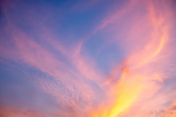 Vakre Luksuriøse Myke Oransje Gullskyer Sollys Den Blå Himmelen Perfekt – stockfoto