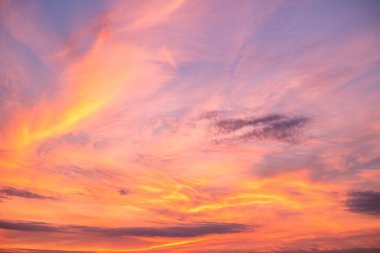 Güzel, lüks, yumuşak, turuncu, altın rengi bulutlar ve mavi gökyüzünde güneş ışığı. Arka plan için mükemmel. Alacakaranlık 'ın tadını çıkar.
