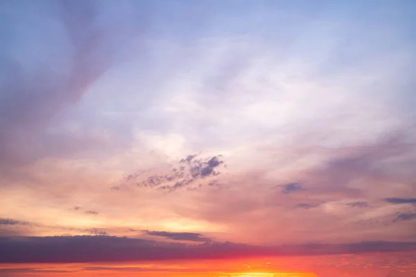 Мбаппе Роскошные Мягкие Оранжево Золотые Облака Солнечный Свет Голубом Небе — стоковое фото