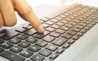 Bilgisayar sistemi işletim süreci, iş ve teknoloji yaşam konseptiniz için insan parmağını klavyedeki enter tuşuna basılı tutun