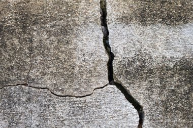 Çatlak beton duvar dokusunun yakın çekimi, grafik tasarım veya retro duvar kağıdı için klasik tarzda boyanmamış çimento arka planı, beton duvardaki çatlak dokusu