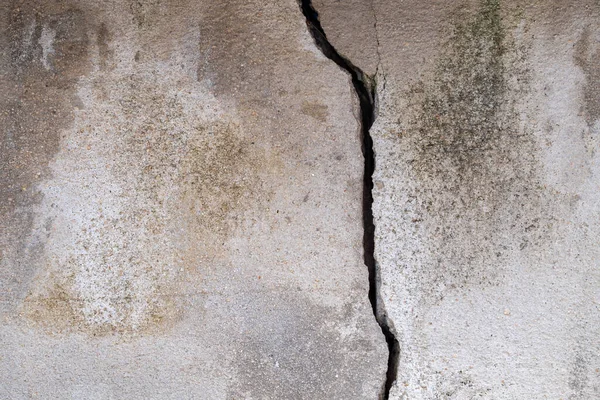 Çatlak beton duvar dokusunun yakın çekimi, grafik tasarım veya retro duvar kağıdı için klasik tarzda boyanmamış çimento arka planı, beton duvardaki çatlak dokusu