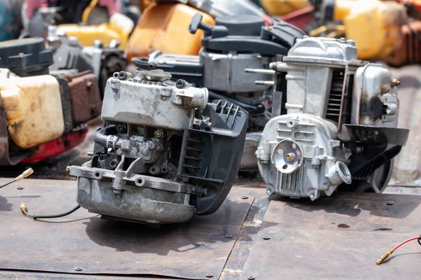 Eski çim biçme makinesinin motoru bir ev eşyası. İç parçaları normal olarak kullanabilmek için modifiye edilirken küçük motor.