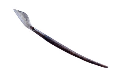 Geleneksel küçük keskin bıçak ve uzun saplı silahlar eski ahşap ve çelikten yapılmıştır. Beyaz arka planda izole edilmiş ve kırpma yolu ile izole edilmiştir.