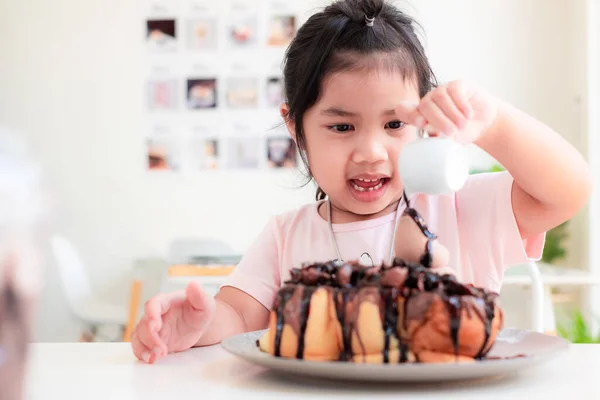 Jahre Alt Nettes Asiatisches Mädchen Lächelt Und Gießt Schokolade Auf — Stockfoto