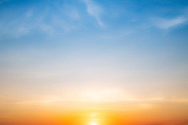 Gerçekten inanılmaz güzel bir gün doğumu ve lüks turuncu bulutlar mavi gökyüzünde güneş ışığı mükemmel arkaplan, alacakaranlık renkli günbatımı gökyüzünü yumuşak renkli bulutlarla kaplıyor.