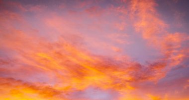 Gerçekten inanılmaz güzel bir gün doğumu ve lüks turuncu altın bulutlar mavi gökyüzünde güneş ışığı, arka plan için mükemmel, alacakaranlık, alacakaranlık gün batımı gökyüzü yumuşak renkli bulutlar