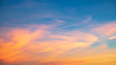 Gerçekten inanılmaz güzel bir gün doğumu ve lüks turuncu altın bulutlar mavi gökyüzünde güneş ışığı, arka plan için mükemmel, alacakaranlık, alacakaranlık gün batımı gökyüzü yumuşak renkli bulutlar