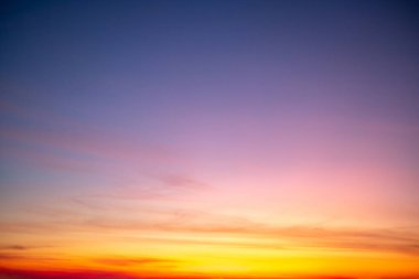 Lüks, yumuşak, hafif, turuncu, altın bulutlar ve mavi gökyüzünde güneş ışığı. Arka plan için mükemmel. Alacakaranlık 'ın tadını çıkar.