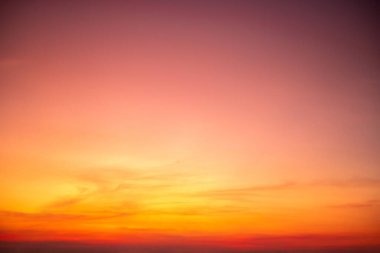 Güzel, lüks, yumuşak turuncu altın bulutlar ve mavi gökyüzünde güneş ışığı arka plan için mükemmel, her şeyi alın, Alacakaranlık, büyük boy, yüksek çözünürlüklü manzara fotoğrafı