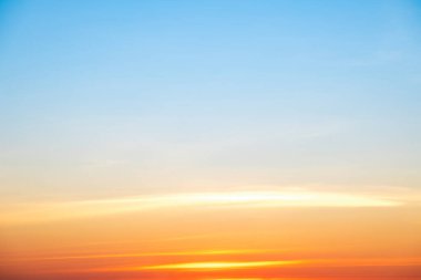 Lüks, yumuşak, hafif, turuncu, altın bulutlar ve mavi gökyüzünde güneş ışığı. Arka plan için mükemmel. Alacakaranlık 'ın tadını çıkar.