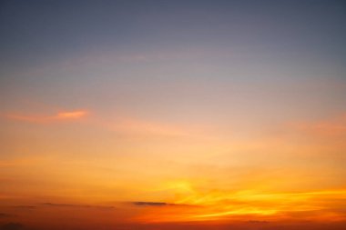 Güzel, lüks, yumuşak turuncu altın bulutlar ve mavi gökyüzünde güneş ışığı arka plan için mükemmel, her şeyi alın, Alacakaranlık, büyük boy, yüksek çözünürlüklü manzara fotoğrafı