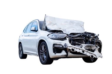 Beyaz arabanın ön ve yan görüntüsü yolda kaza sonucu hasar gördü. Çarpışmadan sonra hasar gören arabalar. Kırpma yolu olan beyaz arkaplanda izole edilmiş, araba kazası