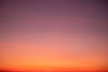 Güzel, lüks, yumuşak turuncu altın bulutlar ve mavi gökyüzünde güneş ışığı arka plan için mükemmel, her şeyi alın, Alacakaranlık, büyük boy, yüksek çözünürlüklü manzara fotoğrafı