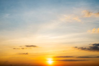 Güzel, lüks, yumuşak turuncu altın bulutlar ve mavi gökyüzünde güneş ışığı arka plan için mükemmel, her şeyi alın, Alacakaranlık, büyük boy, yüksek çözünürlüklü manzara fotoğrafı