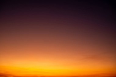 Güzel, lüks, yumuşak turuncu altın bulutlar ve mavi gökyüzünde güneş ışığı arka plan için mükemmel, her şeyi alın, Alacakaranlık, büyük boy, yüksek çözünürlüklü manzara fotoğrafı