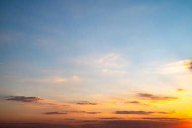 Güzel, lüks, yumuşak turuncu altın bulutlar ve mavi gökyüzünde güneş ışığı arka plan için mükemmel, her şeyi alın, Alacakaranlık, büyük boy, yüksek çözünürlüklü manzara fotoğrafı