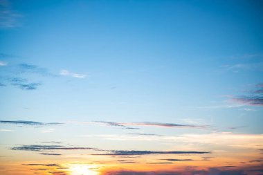 Lüks, yumuşak, hafif, turuncu, altın bulutlar ve mavi gökyüzünde güneş ışığı. Arka plan için mükemmel. Alacakaranlık 'ın tadını çıkar.