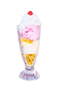 Vanilyalı kırmızı kiraz ve beyaz krema ve çilekli dondurma ve beyaz arka planda izole edilmiş beyaz bir cam üzerinde kırpma yolu ile