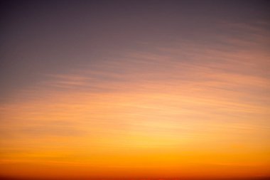Güzel, lüks, yumuşak turuncu altın bulutlar ve mavi gökyüzünde güneş ışığı arka plan için mükemmel, her şeyi alın, Alacakaranlık, büyük boy, yüksek çözünürlüklü manzara fotoğrafı