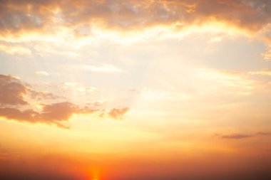 Güzel, lüks, yumuşak turuncu altın bulutlar ve mavi gökyüzünde güneş ışığı arka plan için mükemmel, her şeyi alın, Alacakaranlık, büyük boy, yüksek çözünürlüklü manzara fotoğrafı