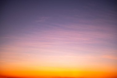 Güzel, lüks, yumuşak turuncu altın bulutlar ve mavi gökyüzünde güneş ışığı arka plan için mükemmel, her şeyi alın, Alacakaranlık, büyük boy, yüksek çözünürlüklü manzara fotoğrafı