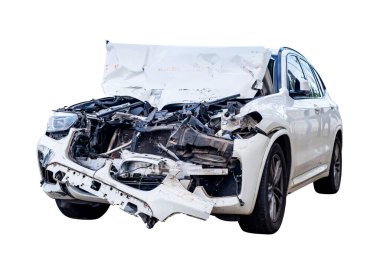 Beyaz arabanın ön ve yan görüntüsü yolda kaza sonucu hasar gördü. Çarpışmadan sonra hasar gören arabalar. Kırpma yolu olan beyaz arkaplanda izole edilmiş, araba kazası