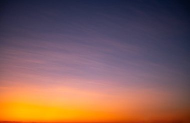 Güzel, lüks, yumuşak turuncu altın bulutlar ve mavi gökyüzünde güneş ışığı arka plan için mükemmel, her şeyi alın, Alacakaranlık, büyük boy, yüksek çözünürlüklü manzara fotoğrafı