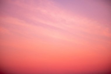 Güzel, lüks, yumuşak turuncu altın bulutlar ve mavi gökyüzünde güneş ışığı arka plan için mükemmel, her şeyi alın, Alacakaranlık, büyük boy, yüksek çözünürlüklü manzara fotoğrafı