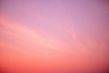 Güzel, lüks, yumuşak turuncu altın bulutlar ve mavi gökyüzünde güneş ışığı arka plan için mükemmel, her şeyi alın, Alacakaranlık, büyük boy, yüksek çözünürlüklü manzara fotoğrafı