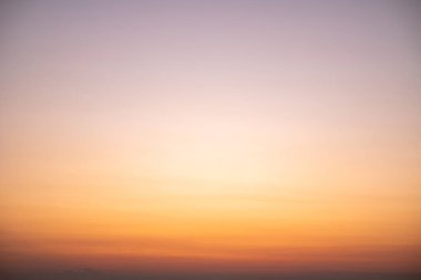 Güzel, lüks, yumuşak turuncu altın bulutlar ve mavi gökyüzünde güneş ışığı arka plan için mükemmel, her şeyi alın, Alacakaranlık, büyük boy, yüksek çözünürlüklü manzara fotoğrafı