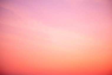 Güzel, lüks, yumuşak turuncu altın bulutlar ve mavi gökyüzünde güneş ışığı arka plan için mükemmel, her şeyi alın, Alacakaranlık, büyük boy, yüksek çözünürlüklü manzara fotoğrafı