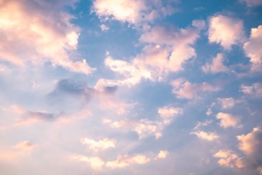 Gökyüzü, gün doğumu, günbatımı, lüks, yumuşak, turuncu altın bulutlar ve altın rengi güneş ışığı arka plan için mükemmel mavi gökyüzü grubu arasında Alacakaranlık, yüksek çözünürlüklü manzara fotoğrafı.