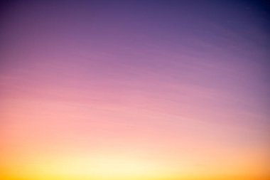 Güzel, lüks, yumuşak turuncu altın bulutlar ve mavi gökyüzünde güneş ışığı arka plan için mükemmel, her şeyi alın, Alacakaranlık, büyük boy, yüksek çözünürlüklü manzara fotoğrafı