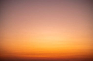 Güzel, lüks, yumuşak turuncu altın bulutlar ve mavi gökyüzünde güneş ışığı arka plan için mükemmel, her şeyi alın, Alacakaranlık, büyük boy, yüksek çözünürlüklü manzara fotoğrafı