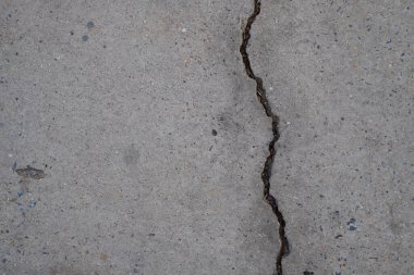 Çatlamış beton duvar dış köşedeki beton duvarda depremle etkilenmiş ve yere çökmüş.