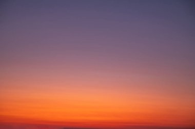 Güzel, lüks, yumuşak turuncu altın bulutlar ve mavi gökyüzünde güneş ışığı arka plan için mükemmel, her şeyi alın, Alacakaranlık, büyük boy, yüksek çözünürlüklü manzara fotoğrafı