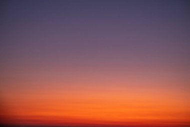 Güzel, lüks, yumuşak turuncu altın bulutlar ve mavi gökyüzünde güneş ışığı arka plan için mükemmel, her şeyi alın, Alacakaranlık, büyük boy, yüksek çözünürlüklü manzara fotoğrafı