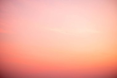 Güzel, lüks, yumuşak turuncu altın bulutlar ve mavi gökyüzünde güneş ışığı arka plan için mükemmel, her şeyi alın, Alacakaranlık, büyük boy, yüksek çözünürlüklü manzara fotoğrafı