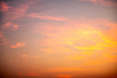 Güzel, lüks, yumuşak turuncu altın bulutlar ve mavi gökyüzünde güneş ışığı arka plan için mükemmel, her şeyi alın, Alacakaranlık, büyük boy, yüksek çözünürlüklü manzara fotoğrafı