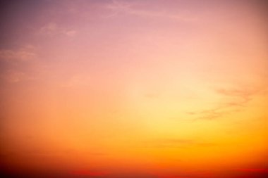 Güzel, lüks, yumuşak turuncu altın bulutlar ve mavi gökyüzünde güneş ışığı arka plan için mükemmel, her şeyi alın, Alacakaranlık, büyük boy, yüksek çözünürlüklü manzara fotoğrafı